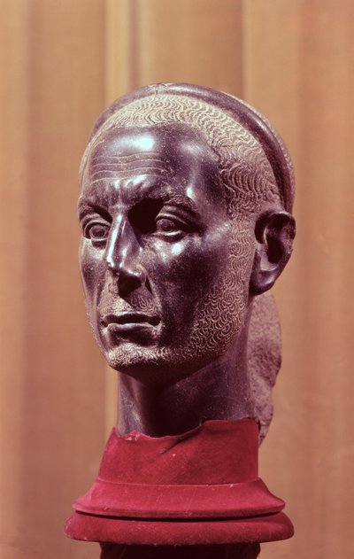 Testa di una statua di un sacerdote barbuto con diadema stellato, ritenuta un busto ritratto di Giulio Cesare da Egyptian School